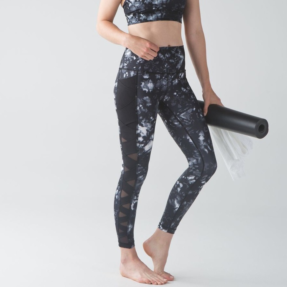 Lululemon Sunshine Salutation Crop(Full-On Luxtreme) Dusk Dye White Black Size 2